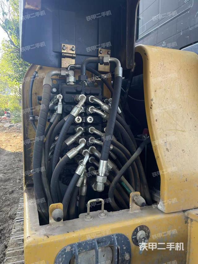 回轉馬達和主控閥（整機外觀）