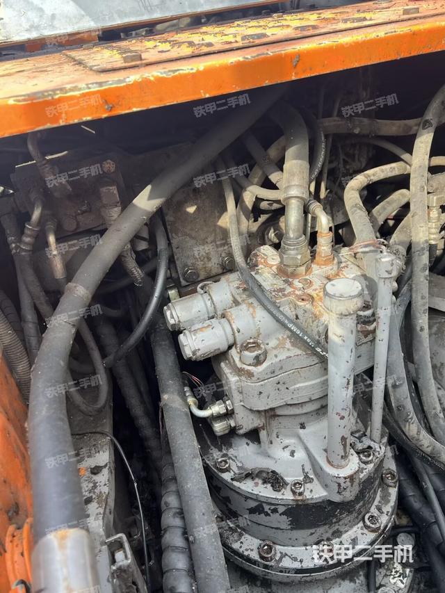 回转马达和主控阀（整机外观）