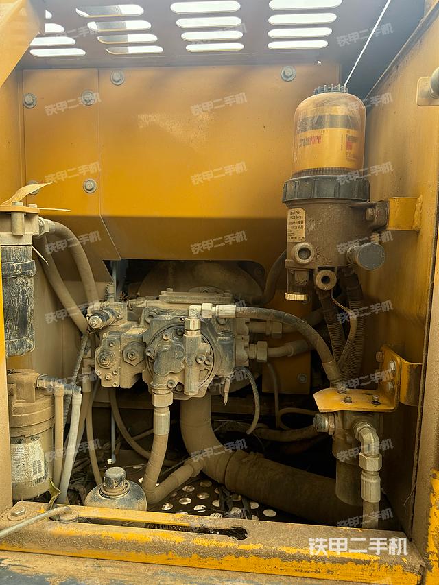 液压泵舱室正面整体（整机外观）