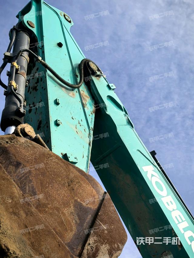 大臂油缸整体 竖拍（工作和回转装置）