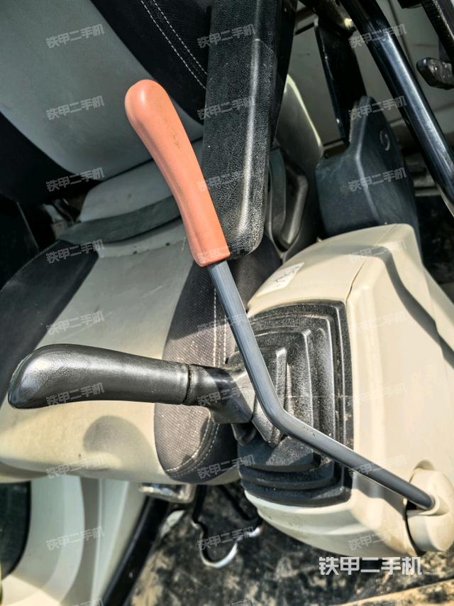 座椅左侧控制台/音响/含左手柄（驾驶室部分）