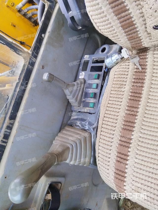 座椅右侧控制台/钥匙门/油门/含右手柄（驾驶室部分）