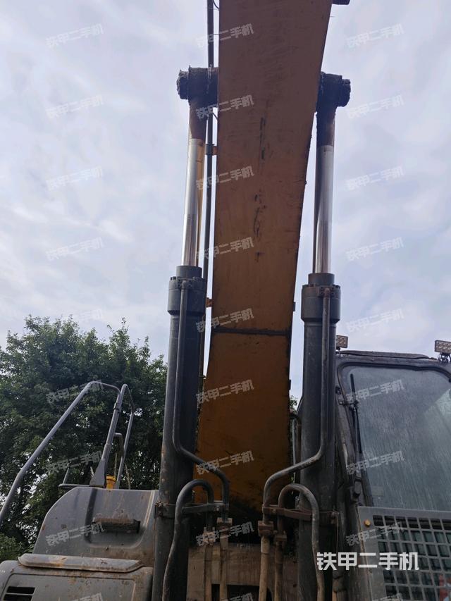 大臂油缸整体 竖拍（工作和回转装置）