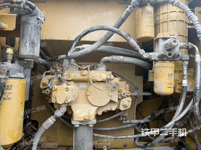 液压泵舱室正面整体（整机外观）