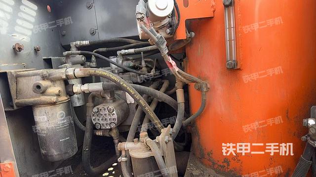 液压泵舱室正面整体（整机外观）