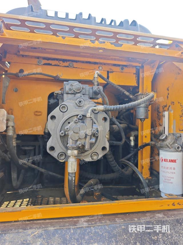 液壓泵艙室正面整體（整機外觀）