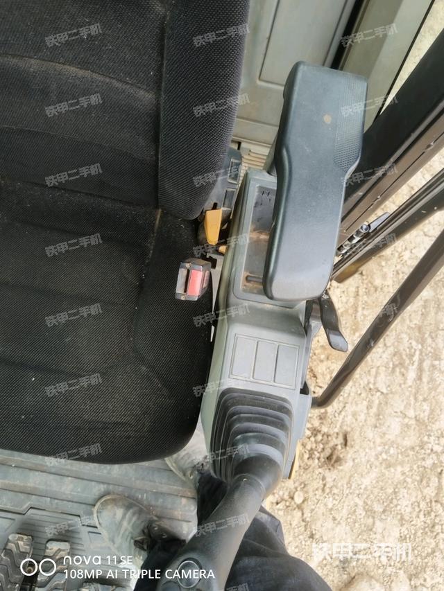 行走控制手柄和踏板 俯拍（驾驶室部分）