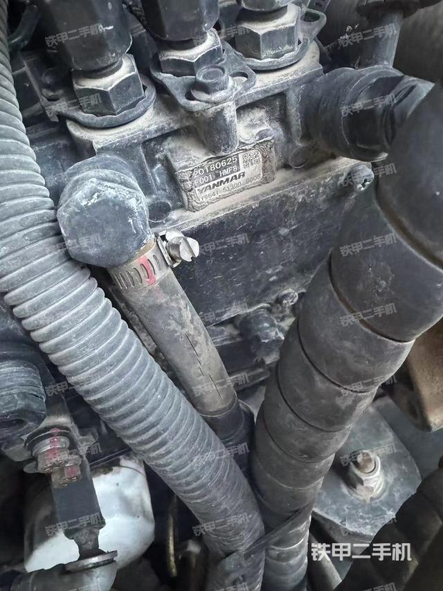 液压泵舱室正面整体（整机外观）