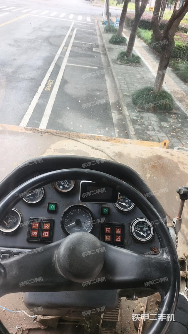 駕駛室操作臺(tái)（設(shè)備外觀(guān)及核心部件）