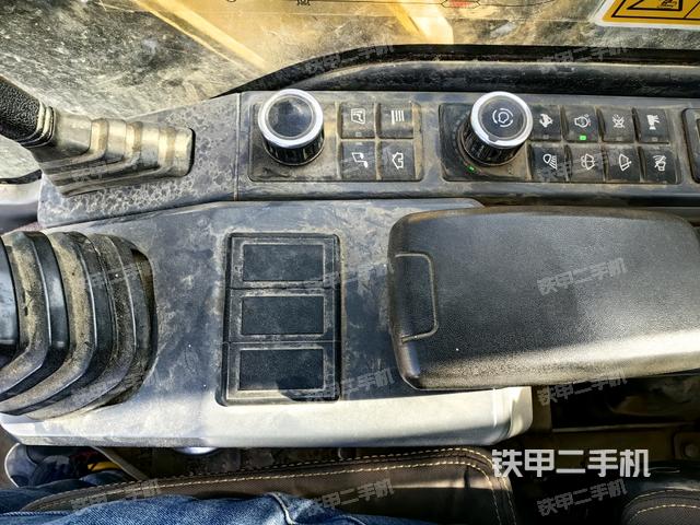 座椅右侧控制台/钥匙门/油门/含右手柄（驾驶室部分）