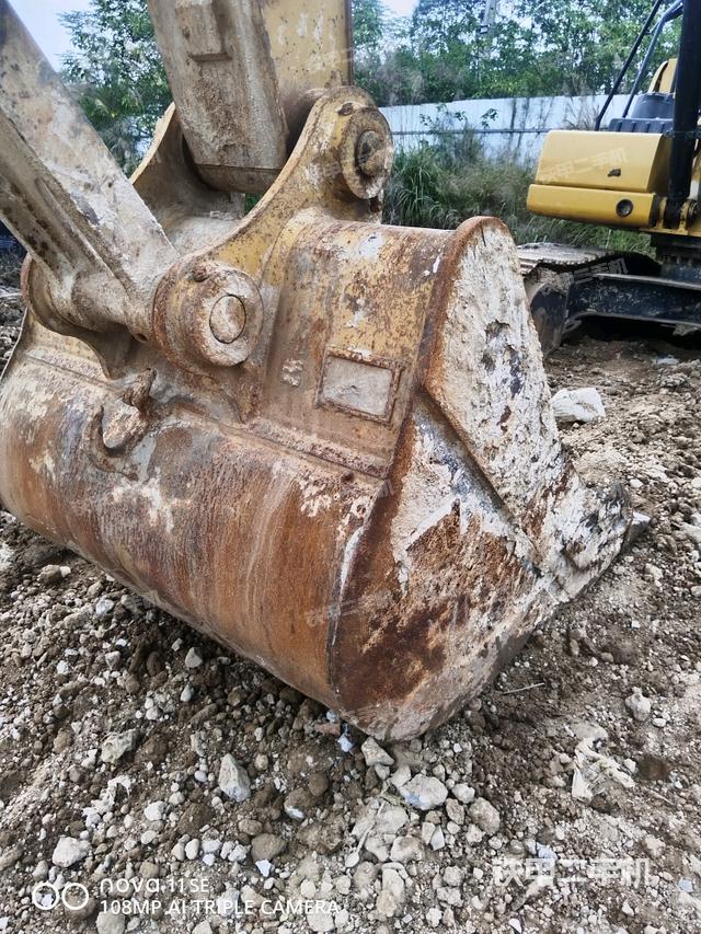 大臂油缸整体 竖拍（工作和回转装置）