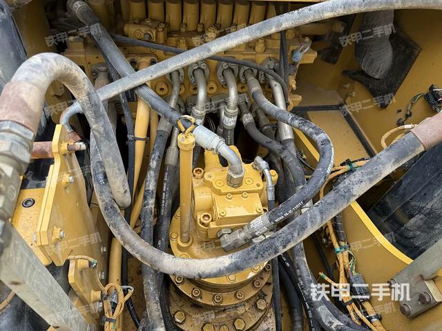 回轉(zhuǎn)馬達(dá)和主控閥（整機(jī)外觀）