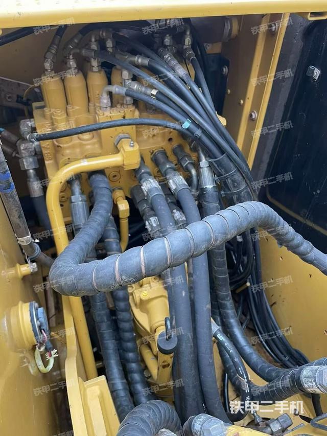 回轉(zhuǎn)馬達(dá)和主控閥（整機(jī)外觀）