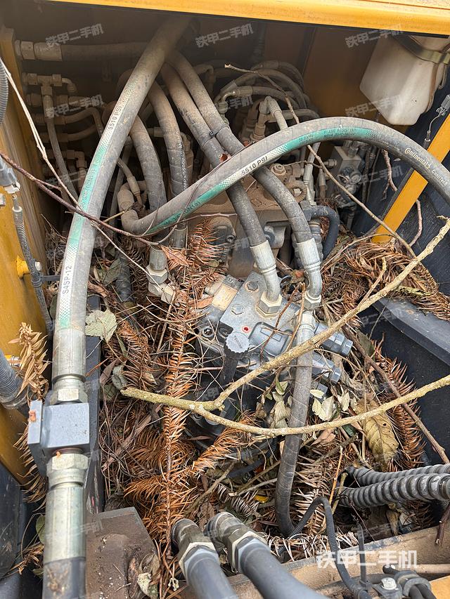 回转马达和主控阀（整机外观）