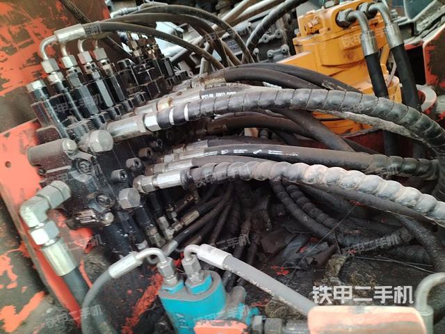 回转马达和主控阀（整机外观）