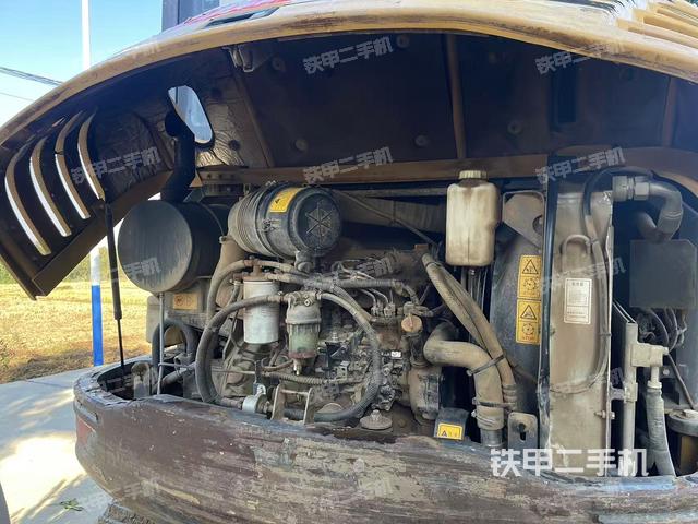 液壓泵艙室正面整體（整機外觀）