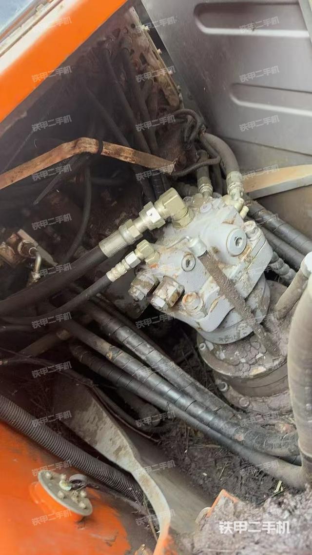 回转马达和主控阀（整机外观）