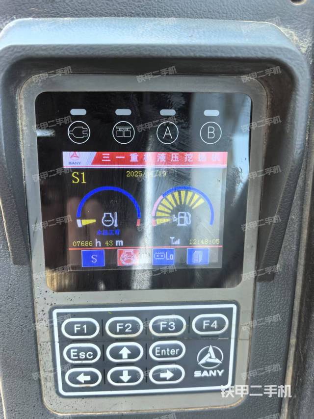 液压泵舱室正面整体（整机外观）