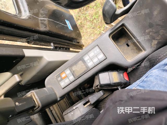 座椅左侧控制台/音响/含左手柄（驾驶室部分）