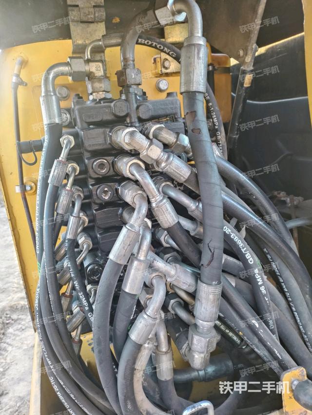 回转马达和主控阀（整机外观）