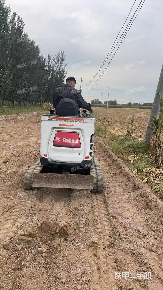 回转马达和主控阀（整机外观）