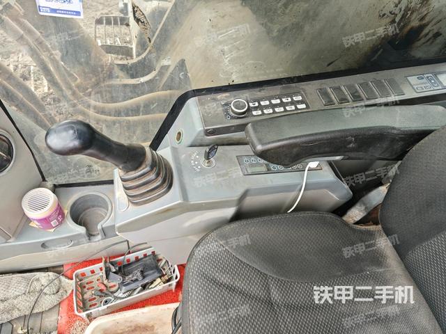 座椅右侧控制台/钥匙门/油门/含右手柄（驾驶室部分）