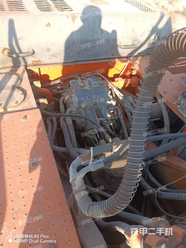 回轉(zhuǎn)馬達(dá)和主控閥（整機(jī)外觀）