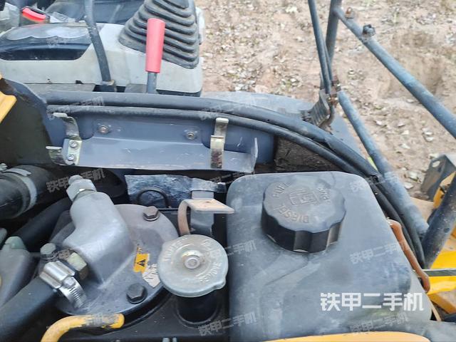 回轉(zhuǎn)馬達(dá)和主控閥（整機(jī)外觀）