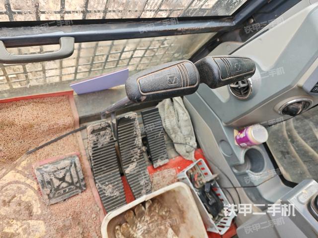 行走控制手柄和踏板 俯拍（驾驶室部分）