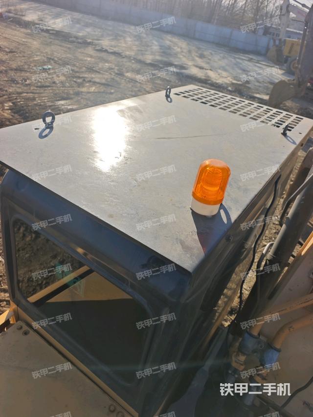 駕駛室頂部（整機外觀）