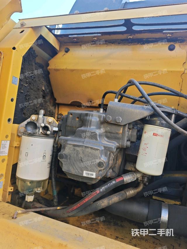 液压泵舱室正面整体（整机外观）