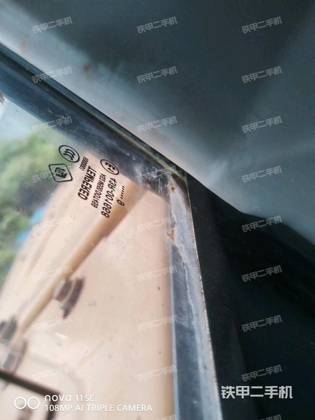 行走控制手柄和踏板 俯拍（驾驶室部分）