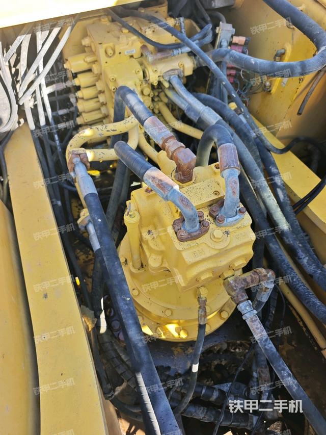 回转马达和主控阀（整机外观）