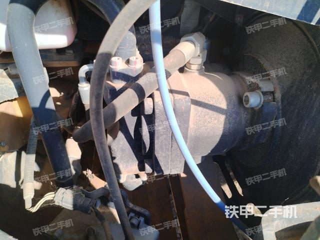 液压泵舱室正面整体（整机外观）