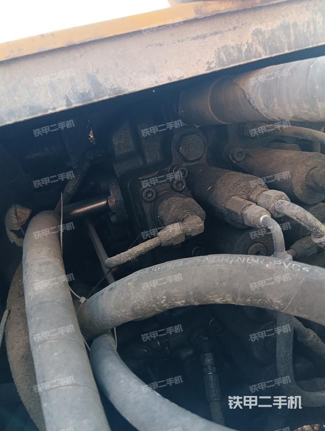 回轉(zhuǎn)馬達(dá)和主控閥（整機(jī)外觀）