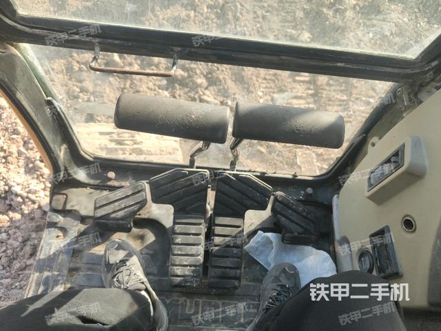 行走控制手柄和踏板?俯拍（駕駛室部分）