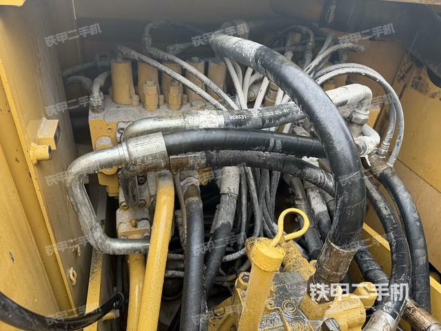 回转马达和主控阀（整机外观）