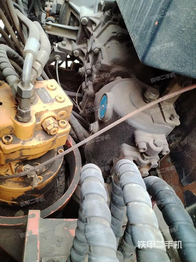 液压泵舱室正面整体（整机外观）