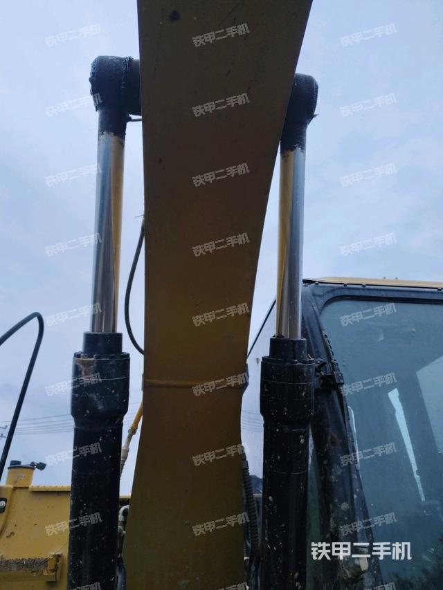 大臂油缸整体 竖拍（工作和回转装置）