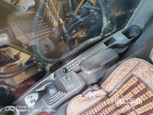 行走控制手柄和踏板 俯拍（驾驶室部分）