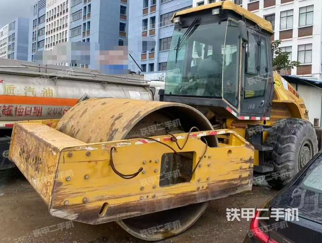 整机右侧（设备外观及核心部件）