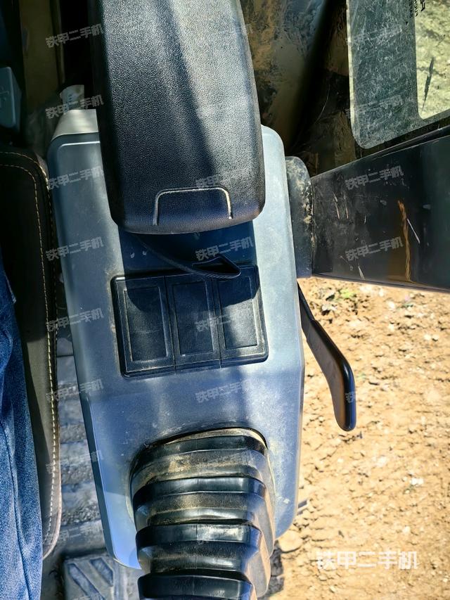 座椅左侧控制台/音响/含左手柄（驾驶室部分）