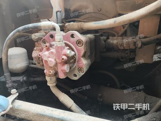 液壓泵艙室正面整體（整機外觀）