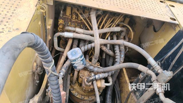 回轉(zhuǎn)馬達(dá)和主控閥（整機(jī)外觀）