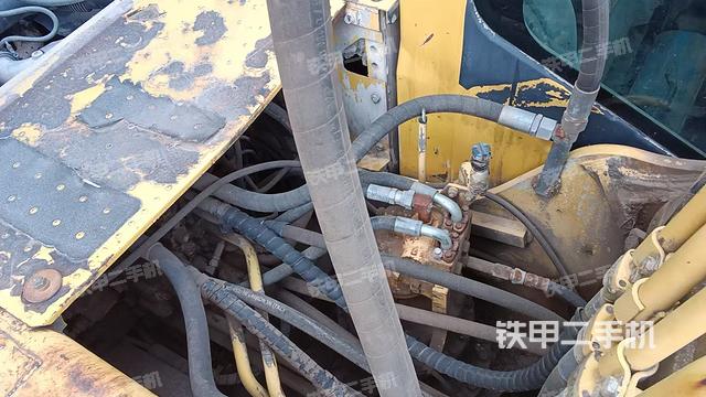 回转马达和主控阀（整机外观）