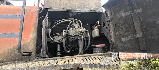 液压泵舱室正面整体（整机外观）