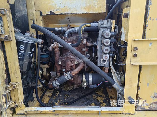 液壓泵艙室正面整體（整機外觀）