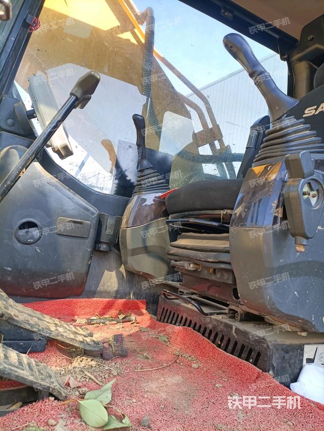 駕駛室整體（整機外觀）