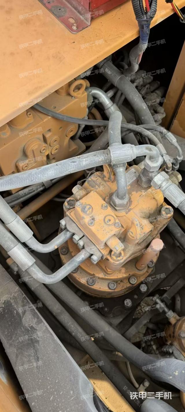 回转马达和主控阀（整机外观）