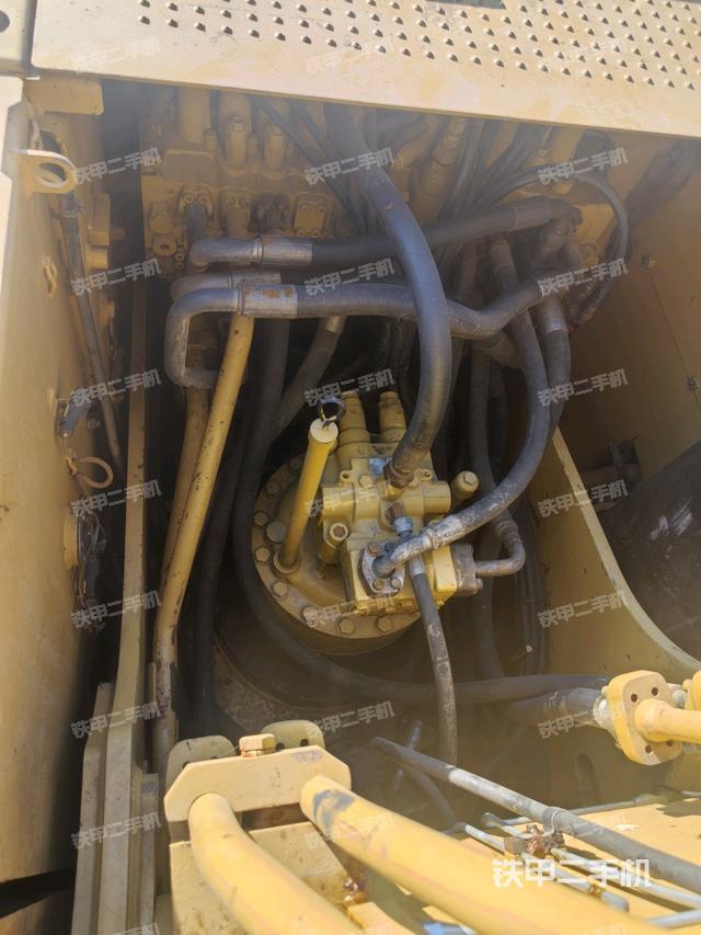 回转马达和主控阀（整机外观）